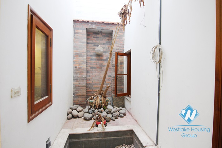 Unfurnished 4 bedrooms house with garage for rent in Xuan Dieu st, Tay Ho area.